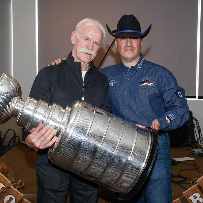 Lanny McDonald brings Stanley Cup to Calgary police officer who helped save his life